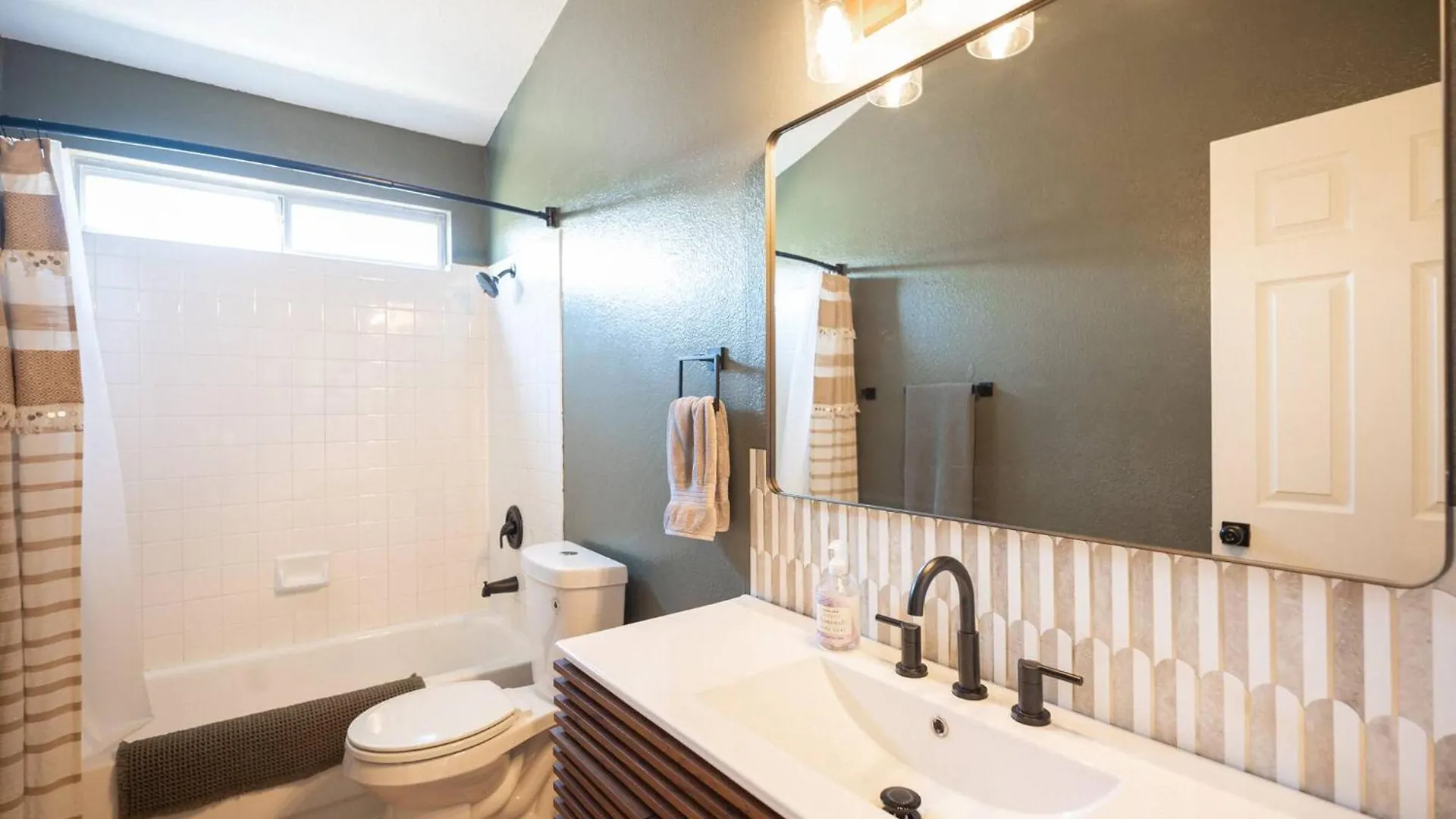 בית נופש לאס וגאס Newly Renovated Desert Summerlin Home
